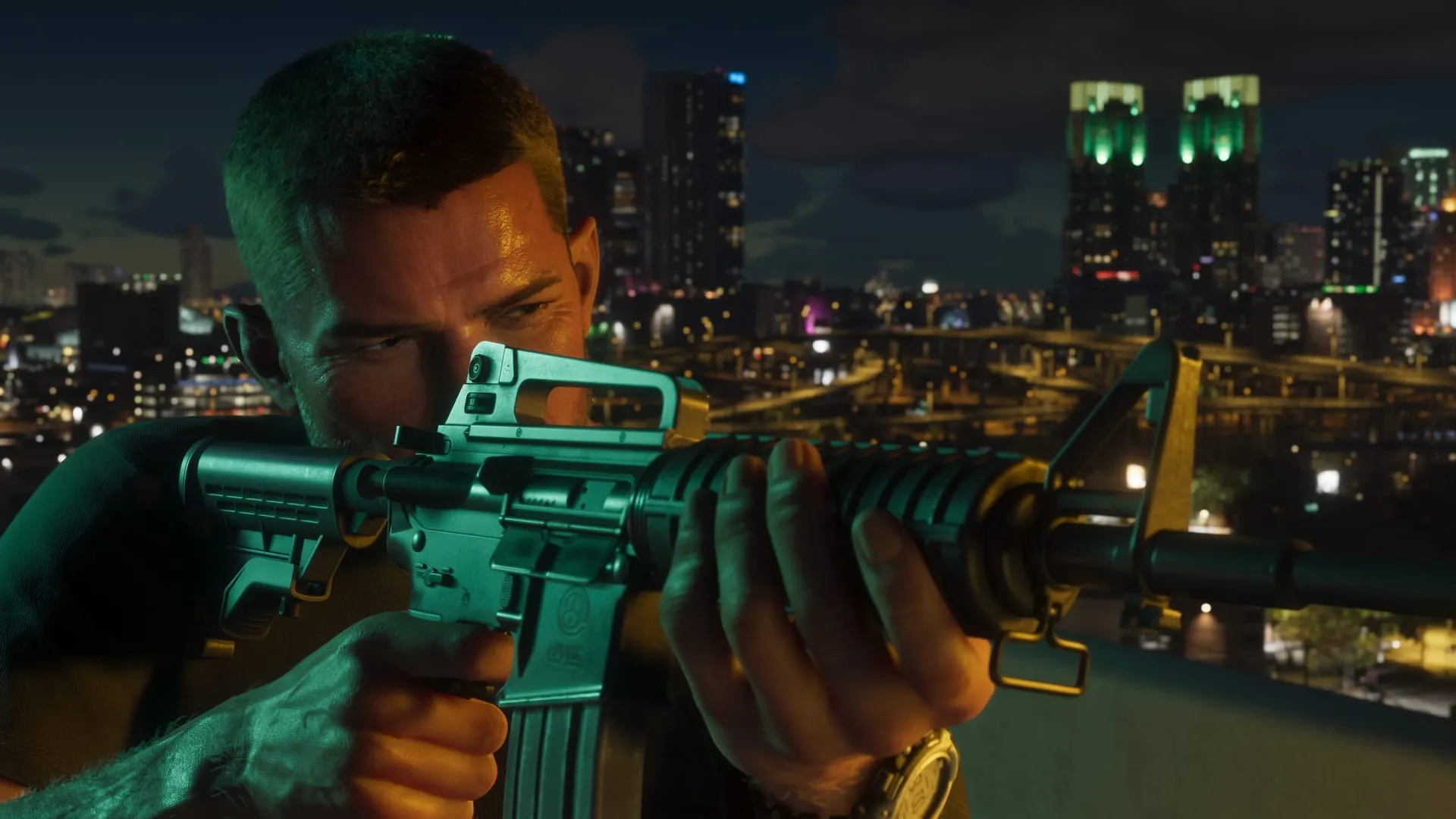 Jason, fusil d'assaut en main, sur un toit de Vice City la nuit