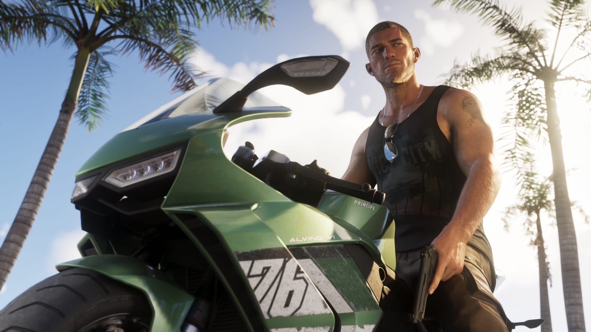 Jason sur une moto sportive, sous les palmiers