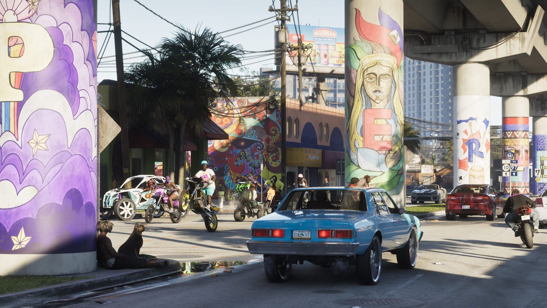 Une rue animée de Vice City, avec une voiture ancienne et des fresques colorées